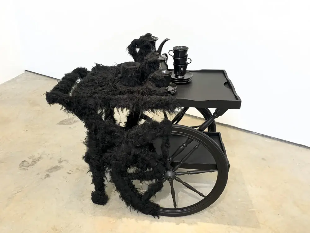 Regina Silveira: Coisas