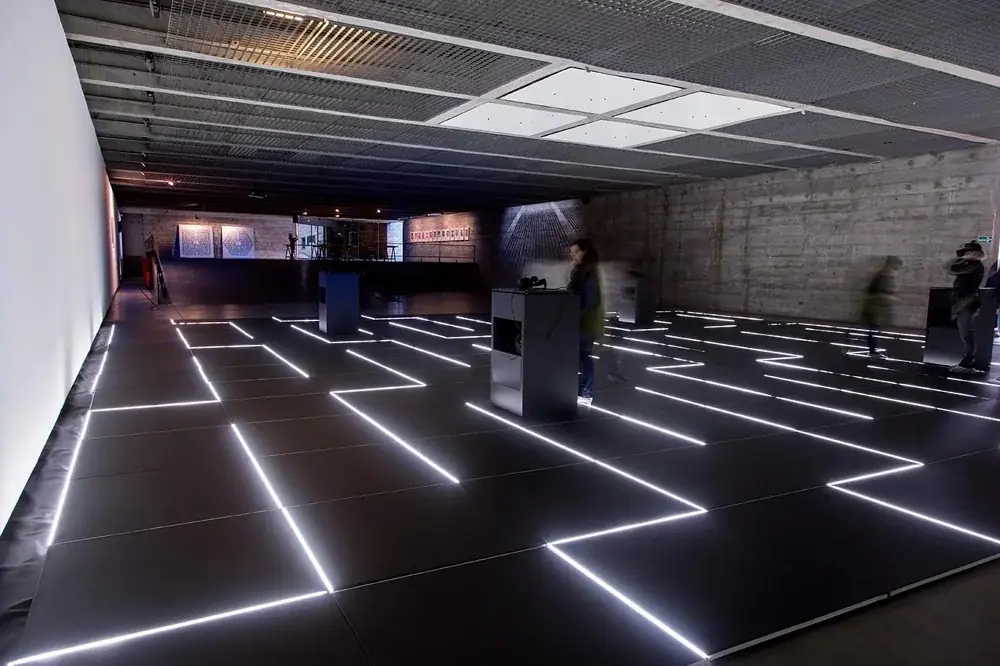 Borders, 2018 — Immersive virtual-reality environment, linoleum tiles and LED