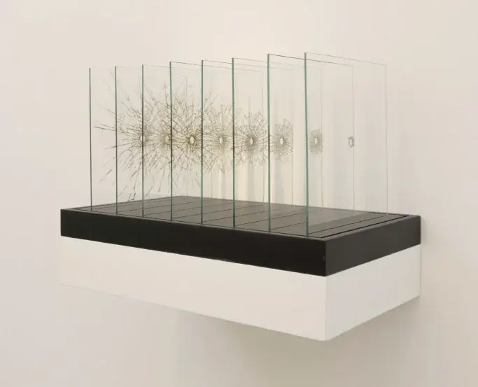 Delay, 2019 — Vidro com sobrevidrado e madeira