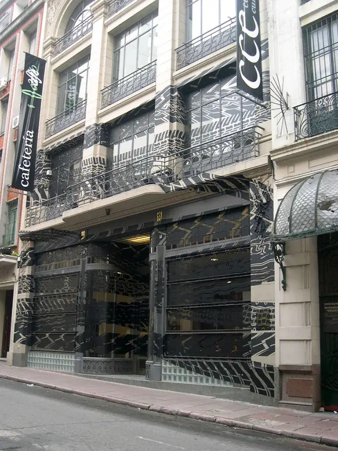 Derrapando, 2004 — Vinyl sticker and paint – 117m2