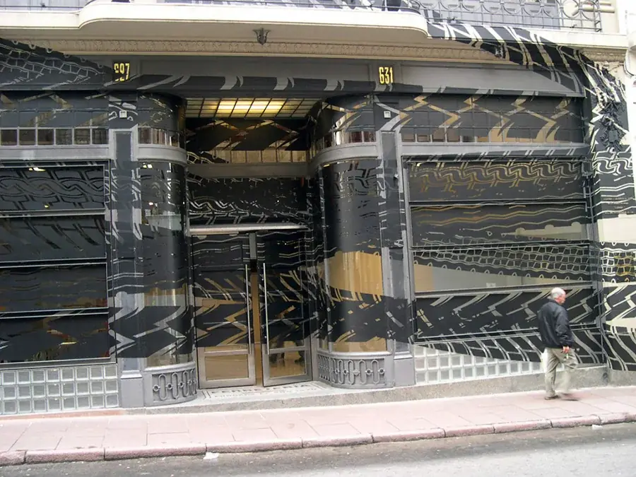 Derrapando, 2004 — Vinyl sticker and paint – 117m2