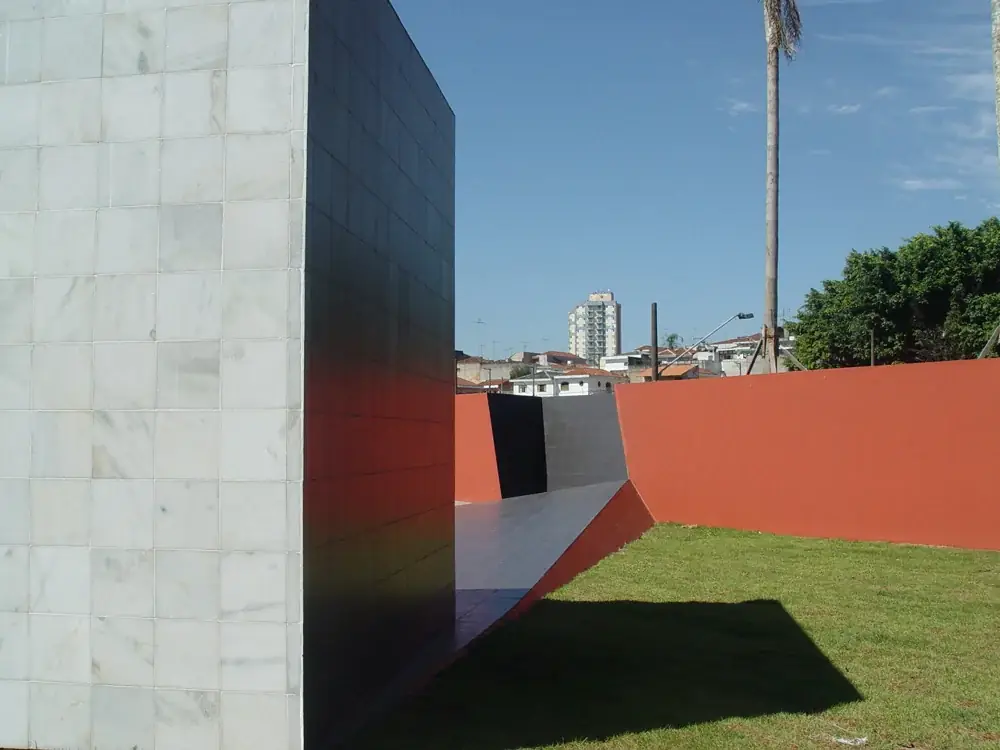 Duplo, 2004 — Base de concreto e revestimento de mármore e porcelanato