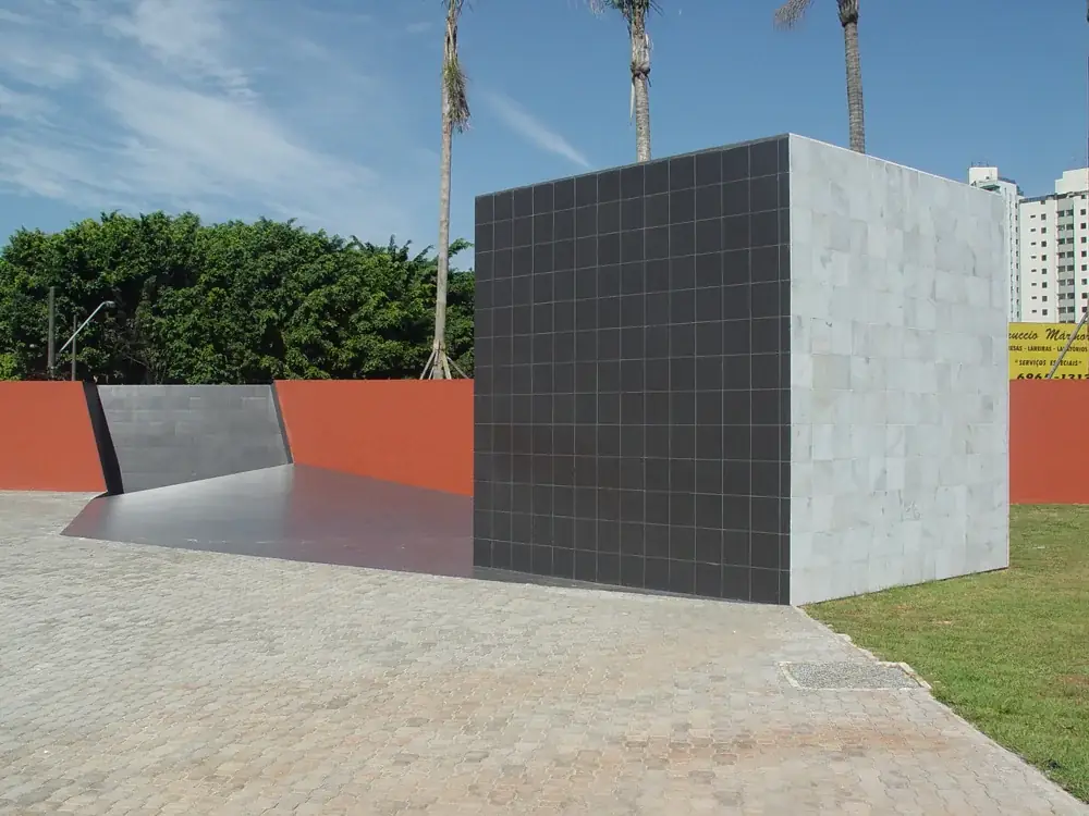 Duplo, 2004 — Base de concreto e revestimento de mármore e porcelanato