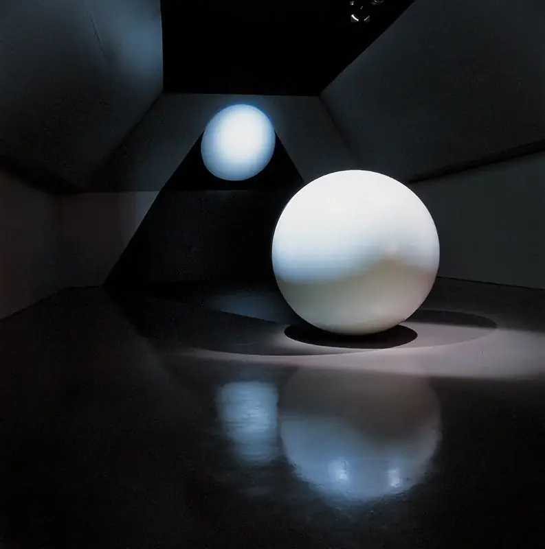 Equinócio, 2002 — Esfera de madeira, tinta industrial e projeção de imagem