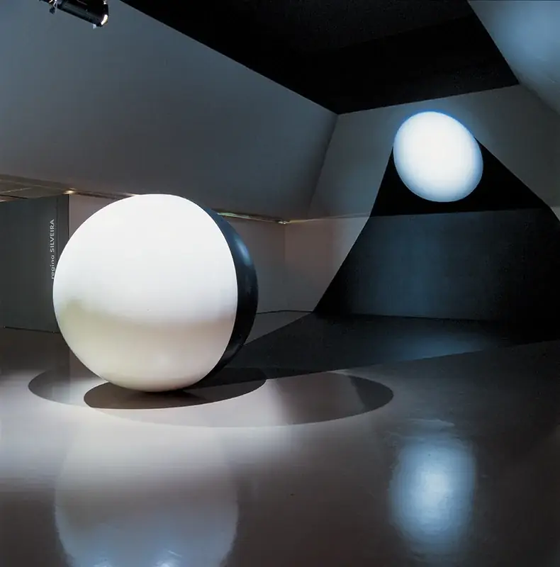 Equinócio, 2002 — Esfera de madeira, tinta industrial e projeção de imagem