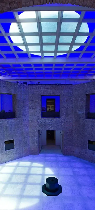 Observatório, 2006 — Impressão sobre vinil adesivo (teto), madeira e caixa de luz