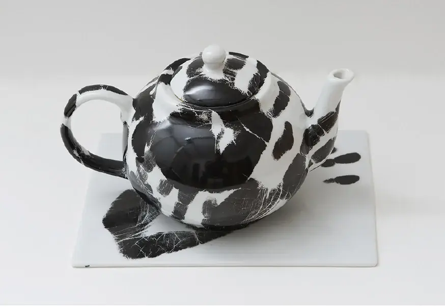 Cover, 2015 — Sobrevidriado sobre porcelana