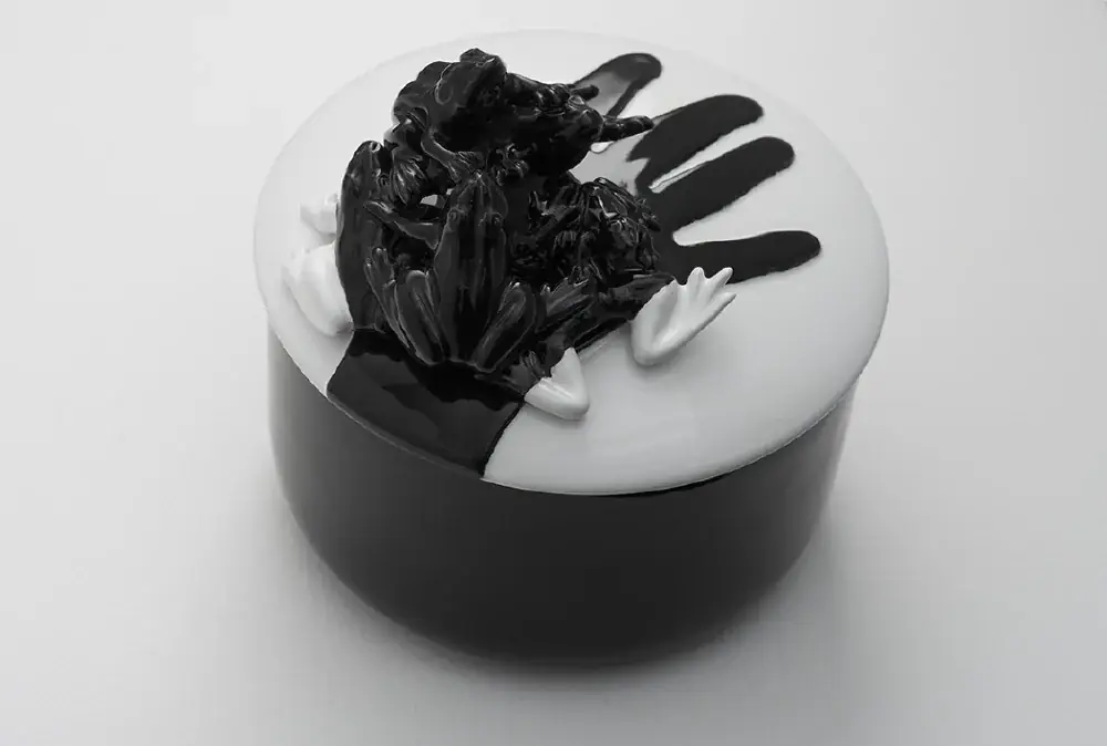 Cover, 2015 — Sobrevidriado sobre porcelana