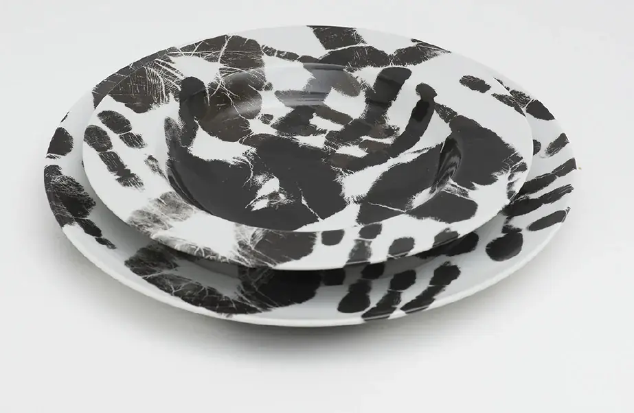 Cover, 2015 — Sobrevidriado sobre porcelana