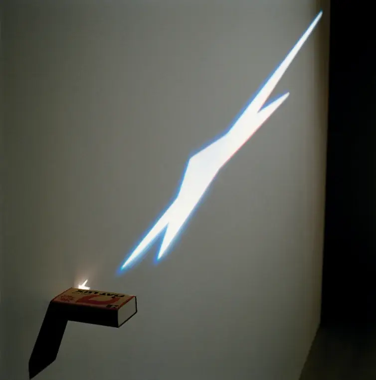 Pulsar, 2001/ 2003 — Projeção de gobo metálico, fibra ótica e caixa de fósforos