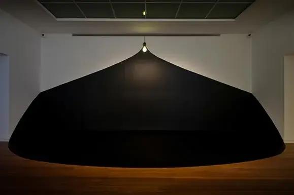 Quimera, 2015 — Backlight e vinil adesivo