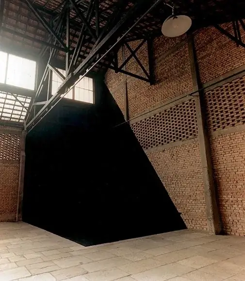 Solombra, 1990 — Holofote, poliestireno preto e recorte de tapete preto