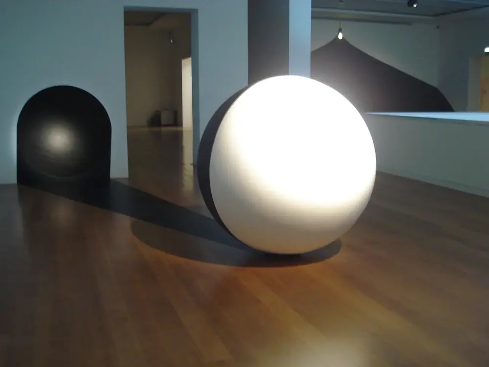 Umbra, 2008 — Fibra de vidro e vinil adesivo