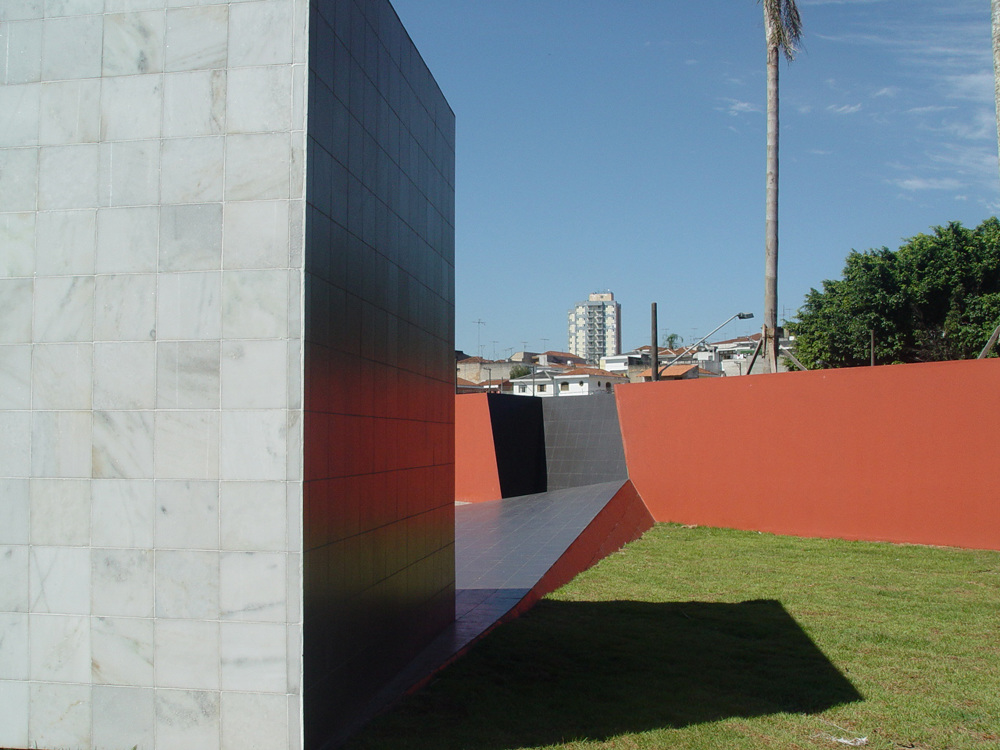 001_FOTOS_ATRACTOR_MIL_E_UM_DIAS_E_OUTROS_ENIGMAS-IBERE_CAMARGO_2011_800